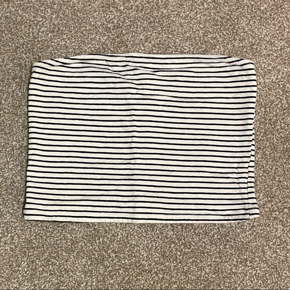HOLISTER WHITE & BLACK STRIPE TUBE TOP. SIZE M. IN VERY GOOD CONDITION.